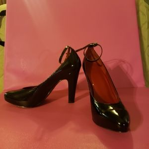 Woman's patent leather pumps sz 10